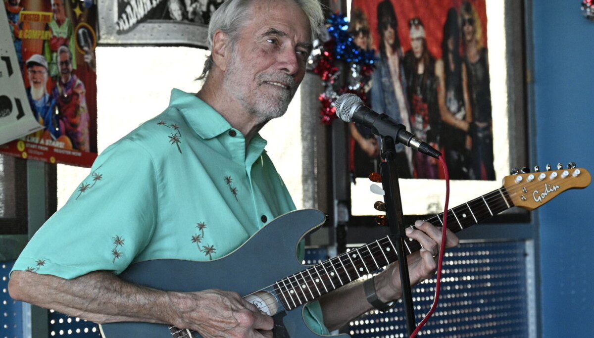 'Music with Mike': Local guitar player brings easy-listening style to popular songs